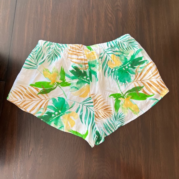 Gianni Bini White with Green/Yellow/Brown Tropical Print Shorts - Picture 9 of 15